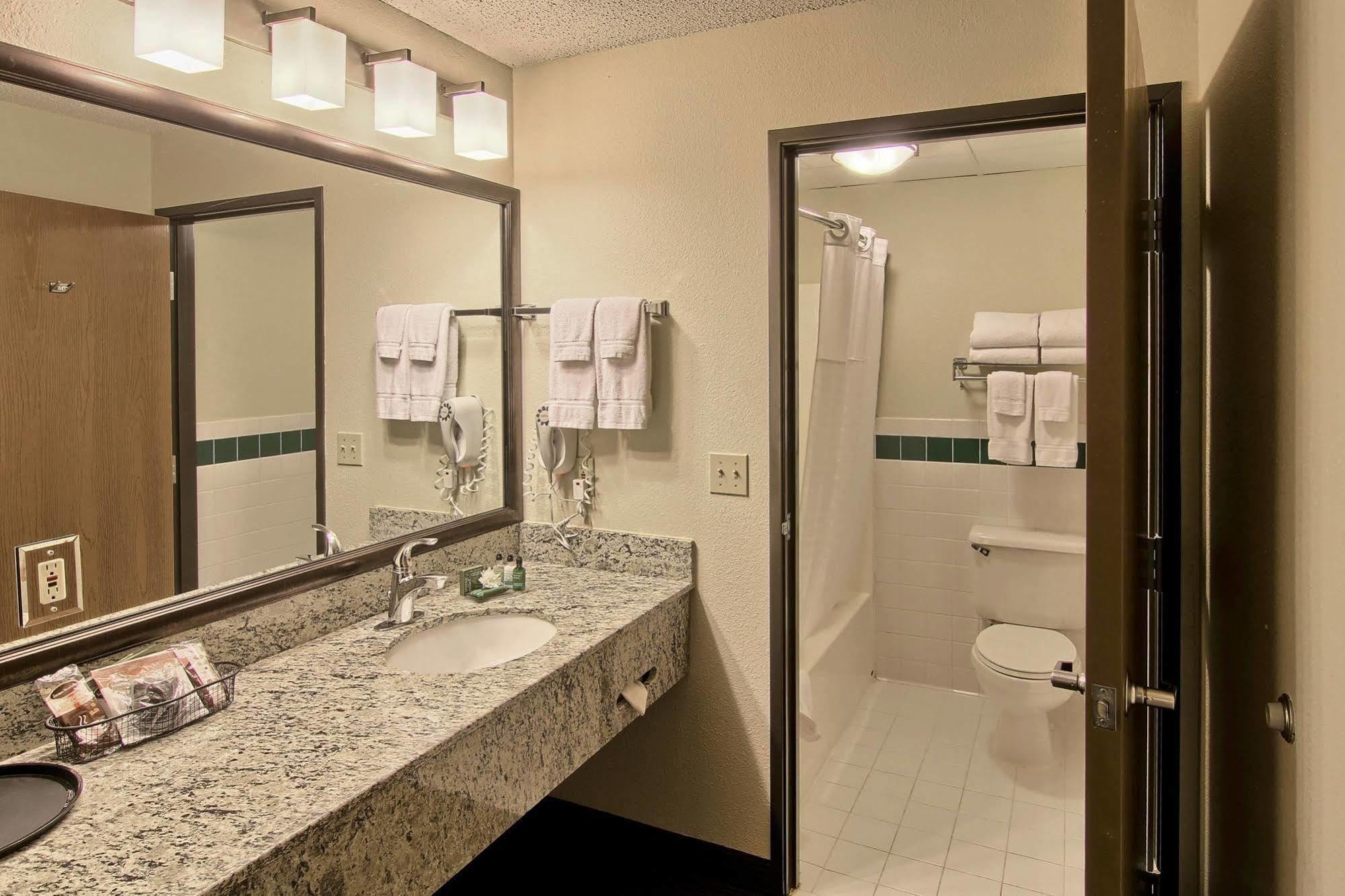Blossom Hotel & Suites Traverse City Exteriör bild