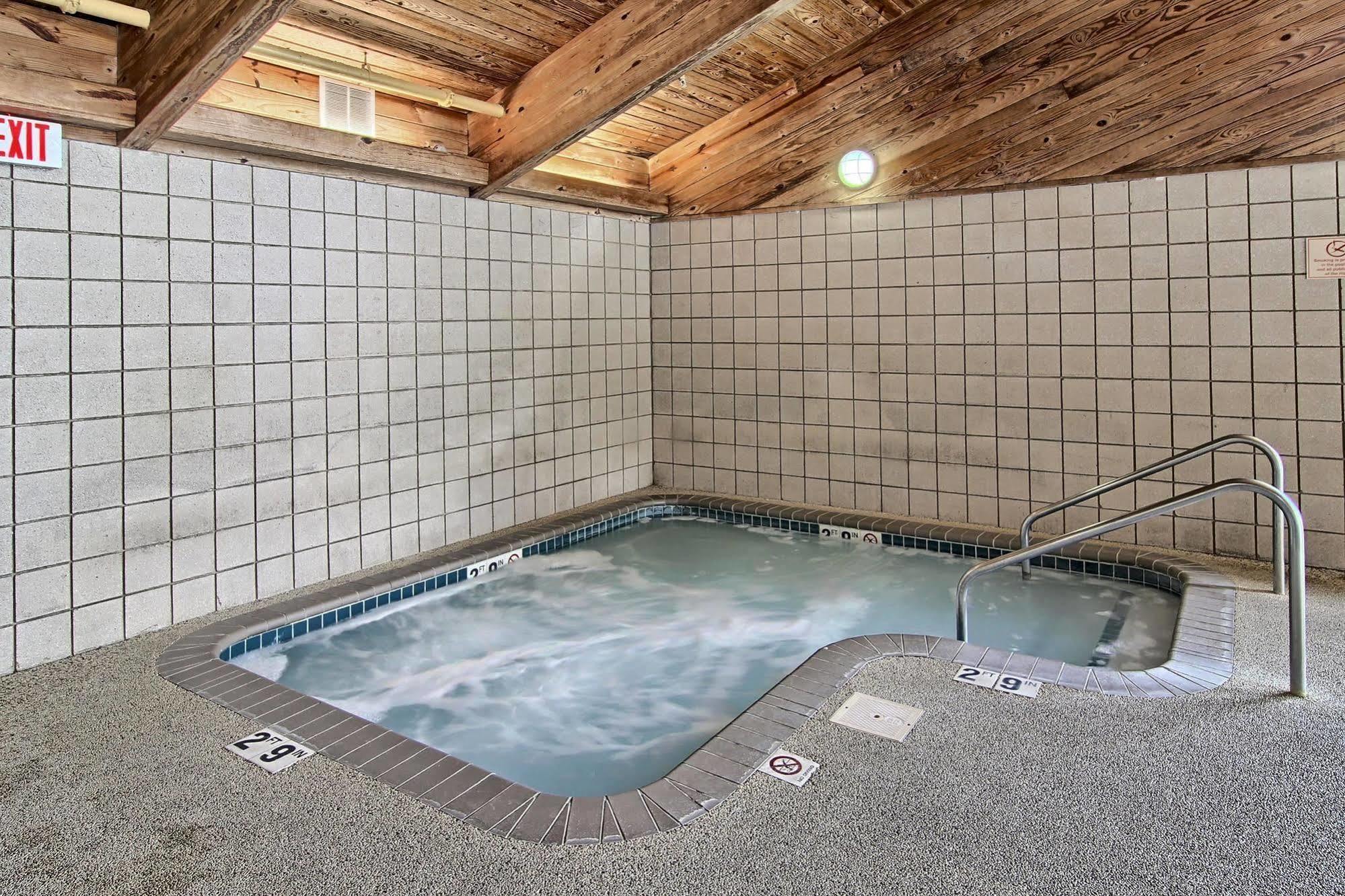 Blossom Hotel & Suites Traverse City Exteriör bild